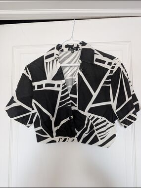 Dynamite Black & White Geometric Cropped Top